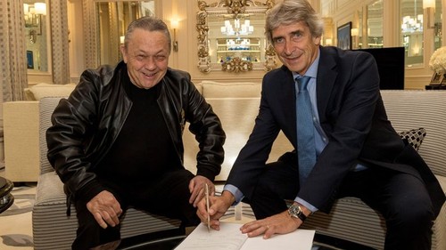 David Sullivan ser mycket nöjt på när Manuel Pellegrini skriver på ett treårskontrakt med West Ham United.