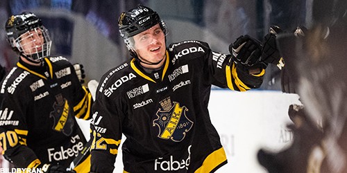 Lindholm firar sitt mål i en match mot Almtuna under säsongen