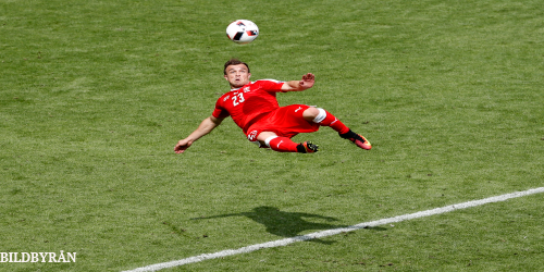 Shaqiri med 1:1 målet mot Polen 