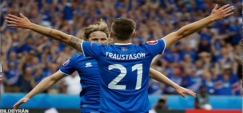 Birkir Bjarnarson och Arnór Traustason firar 2-1 målet mot Österrike.