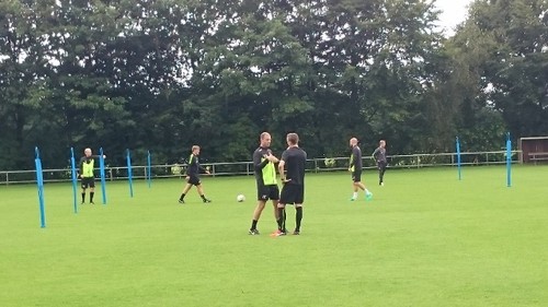 Huvudtränare Jens Thorup instruerar Markus Halsti 