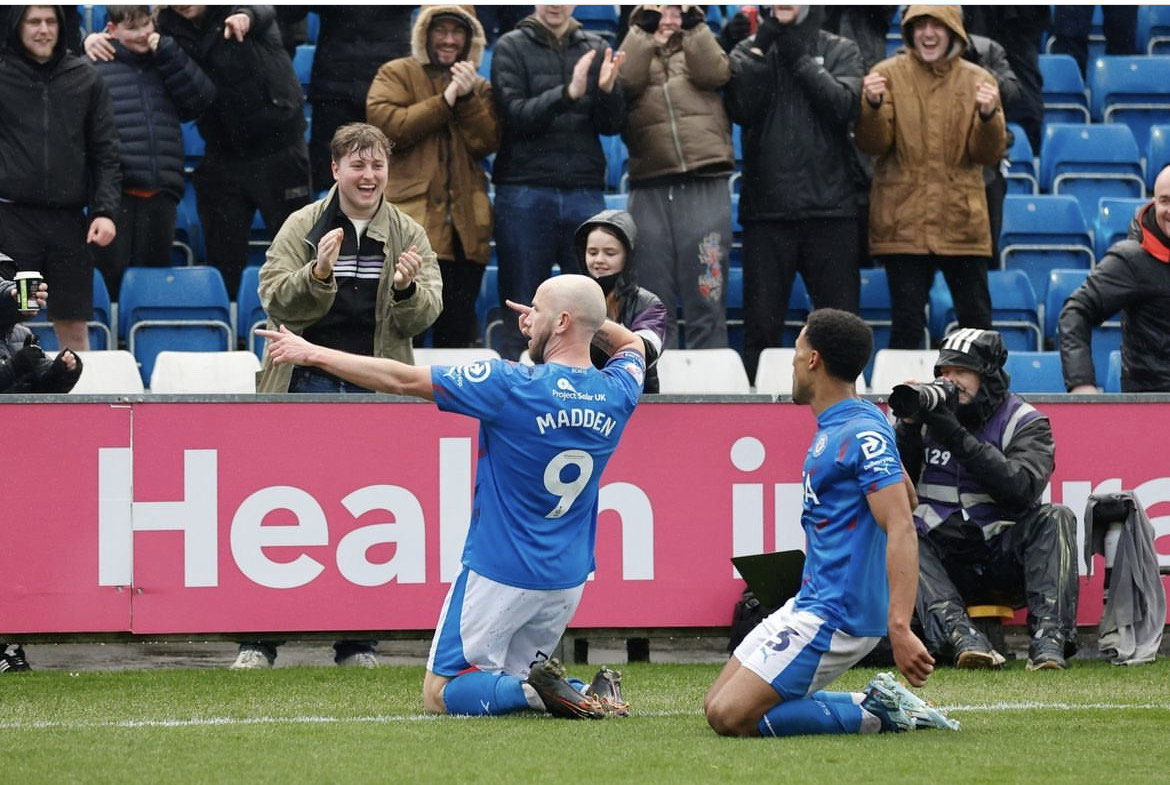 Paddy Madden med 2-0. Foto: Stockport County
